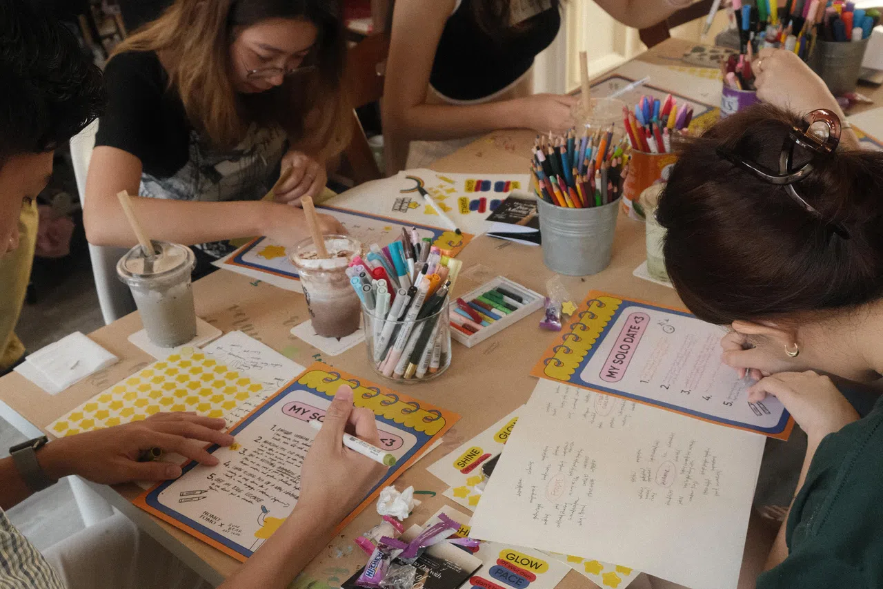 通过绘写日记等方式，有助人们进行自我反思与消除负面思绪，应对FOMO现象。（受访者提供）