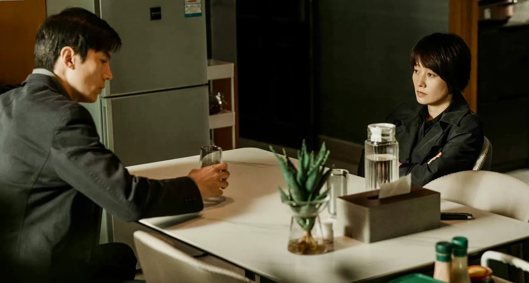 马伊琍（右）戏里发现丈夫徐康（宋宁峰饰）有婚外情，执意离婚。（互联网）