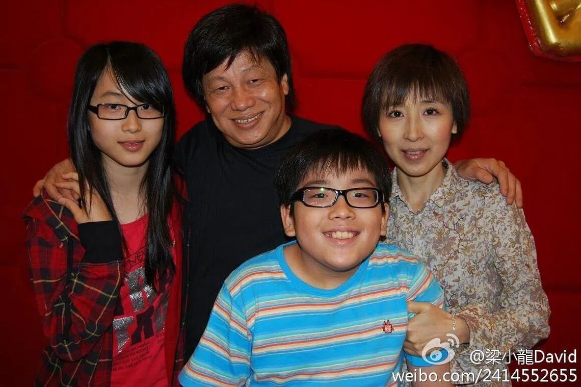 梁小龙2011年在微博贴出全家福。（取自梁小龙微博）