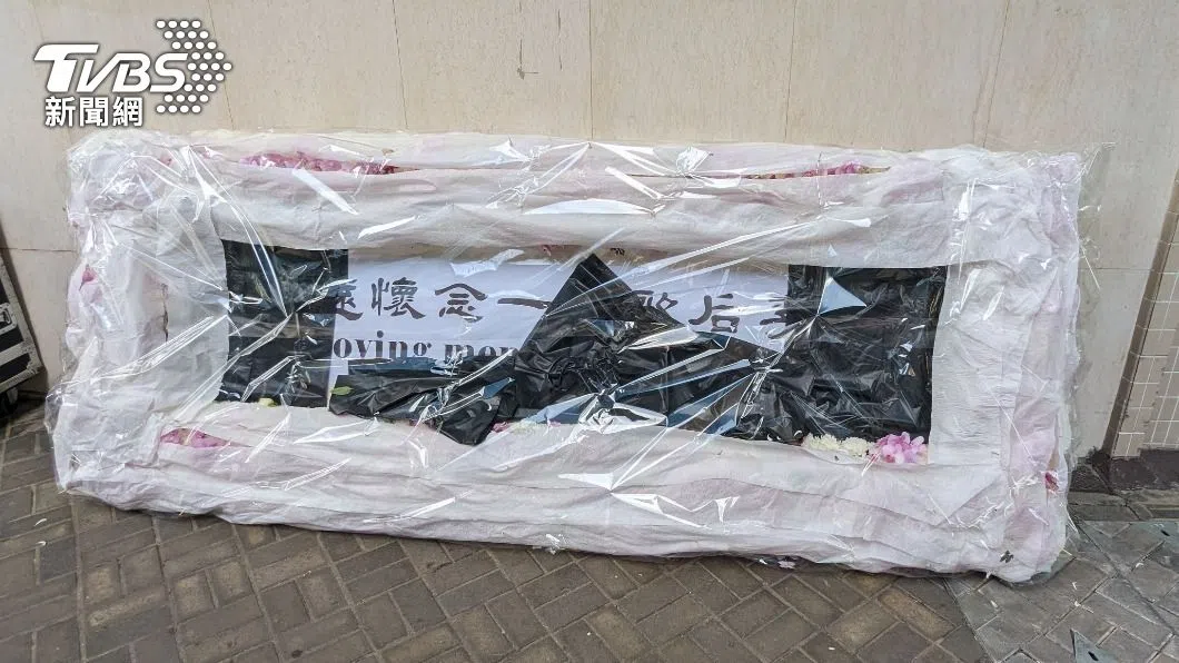 李玟的挽额送抵香港殡仪馆。（互联网）