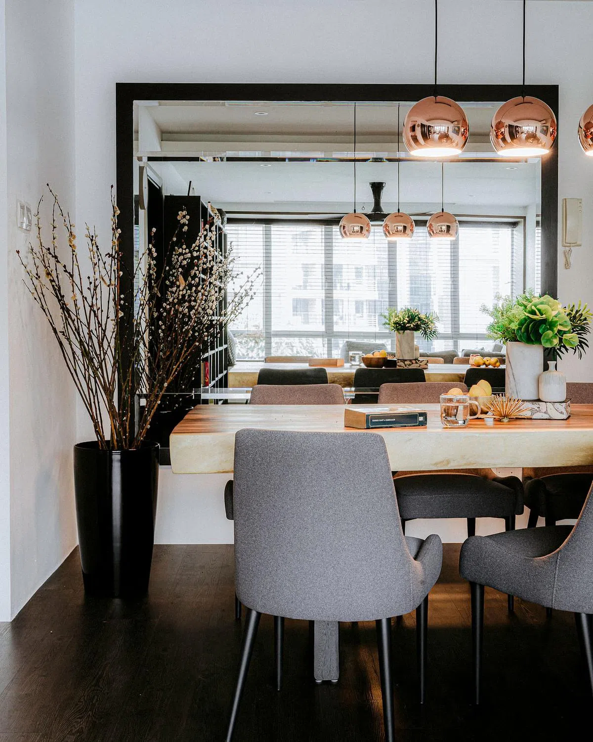 屋主不舍得将前屋主留下的镜子拆除，设计师就在镜子四周漆上黑框，符合家居设计的风格，也使饭厅看起来更宽敞、明亮。