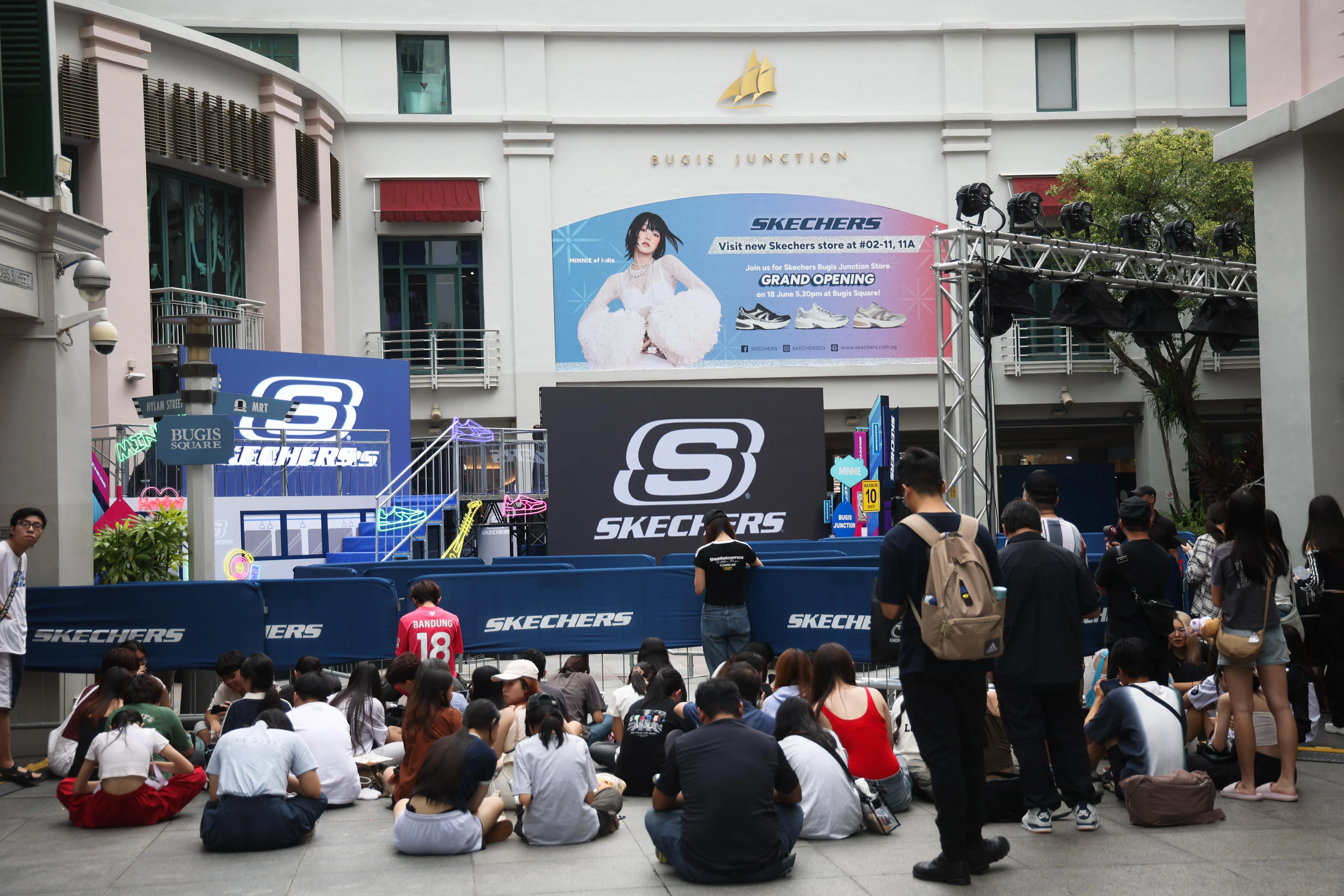 18日下午3时已有粉丝在Bugis Junction户外广场等待偶像。（蔡家增摄）