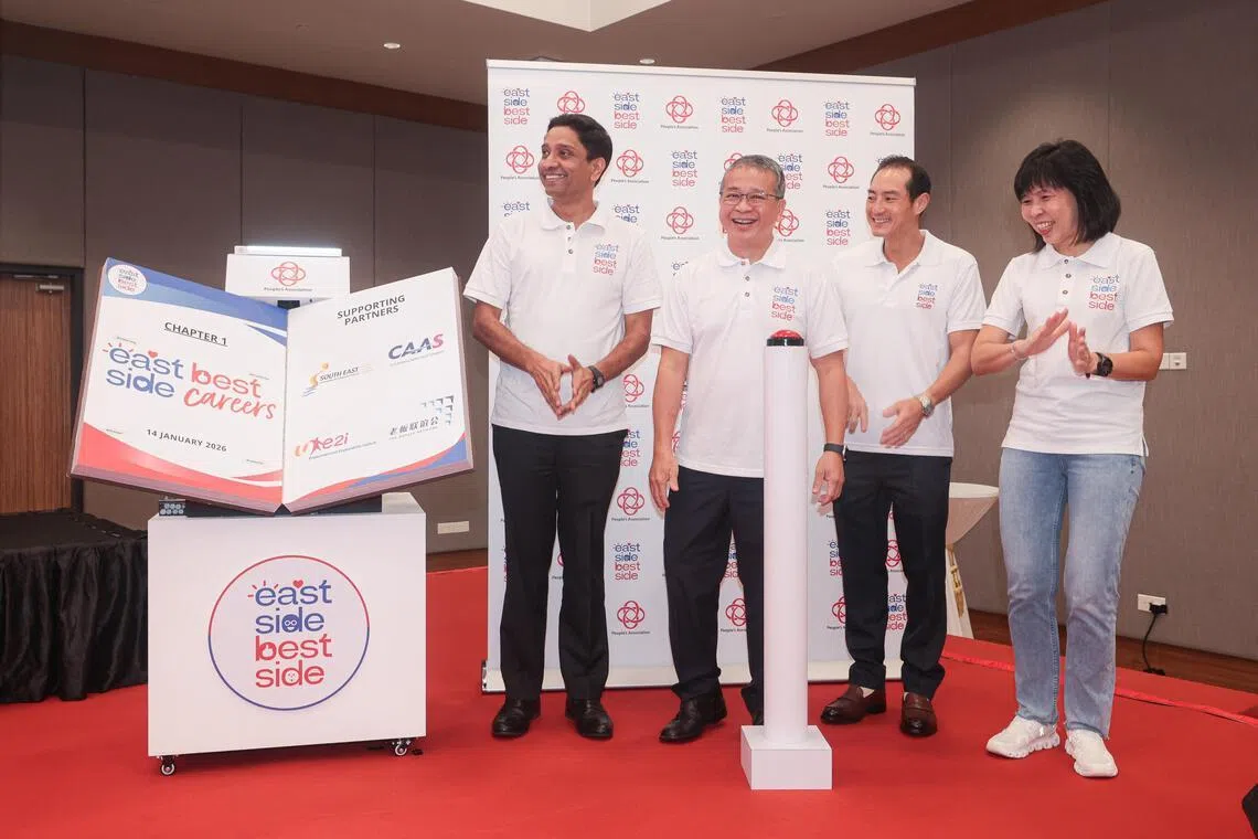 律政部长兼内政部第二部长唐振辉（左二）、数码发展及新闻部兼卫生部高级政务部长陈杰豪（右二），文化、社区及青年部兼人力部政务部长迪内希（左一），以及议员陈舜娘，为“东海岸好事业”主持开幕式。（李冠卫摄）