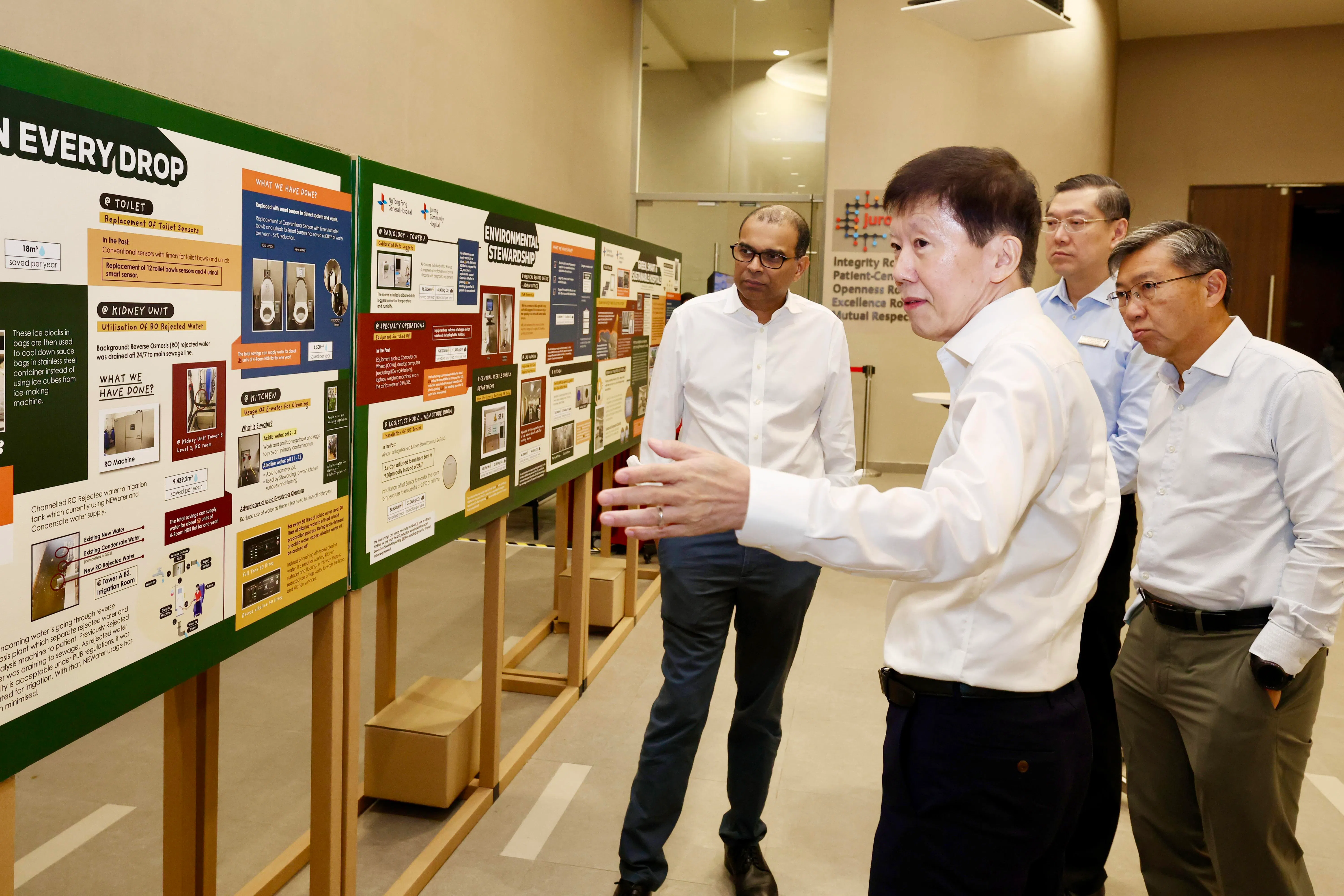 黄廷方综合医院和裕廊社区医院首席可持续发展官黄建川（左二）向教育部兼永续发展与环境部高级政务部长普杰立医生（左一）介绍院方所推行的节能措施；右一起为国立大学医学组织董事主席陈聪敏及医院总裁陈学扬副教授。（邝启聪摄）