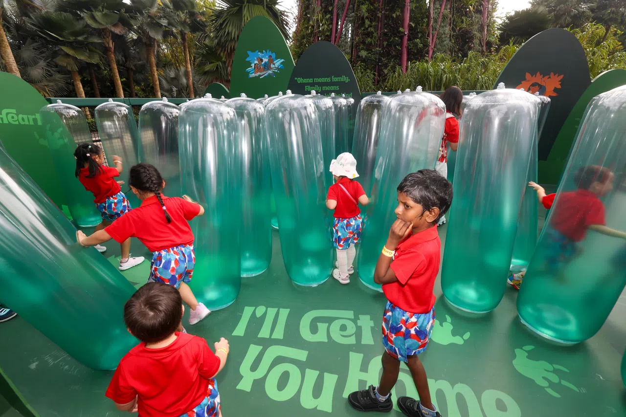 小朋友可在四个大型互动装置中展开冒险，完成所有装置任务的孩子可集章换取限量版主题贴纸。（吴先邦摄）