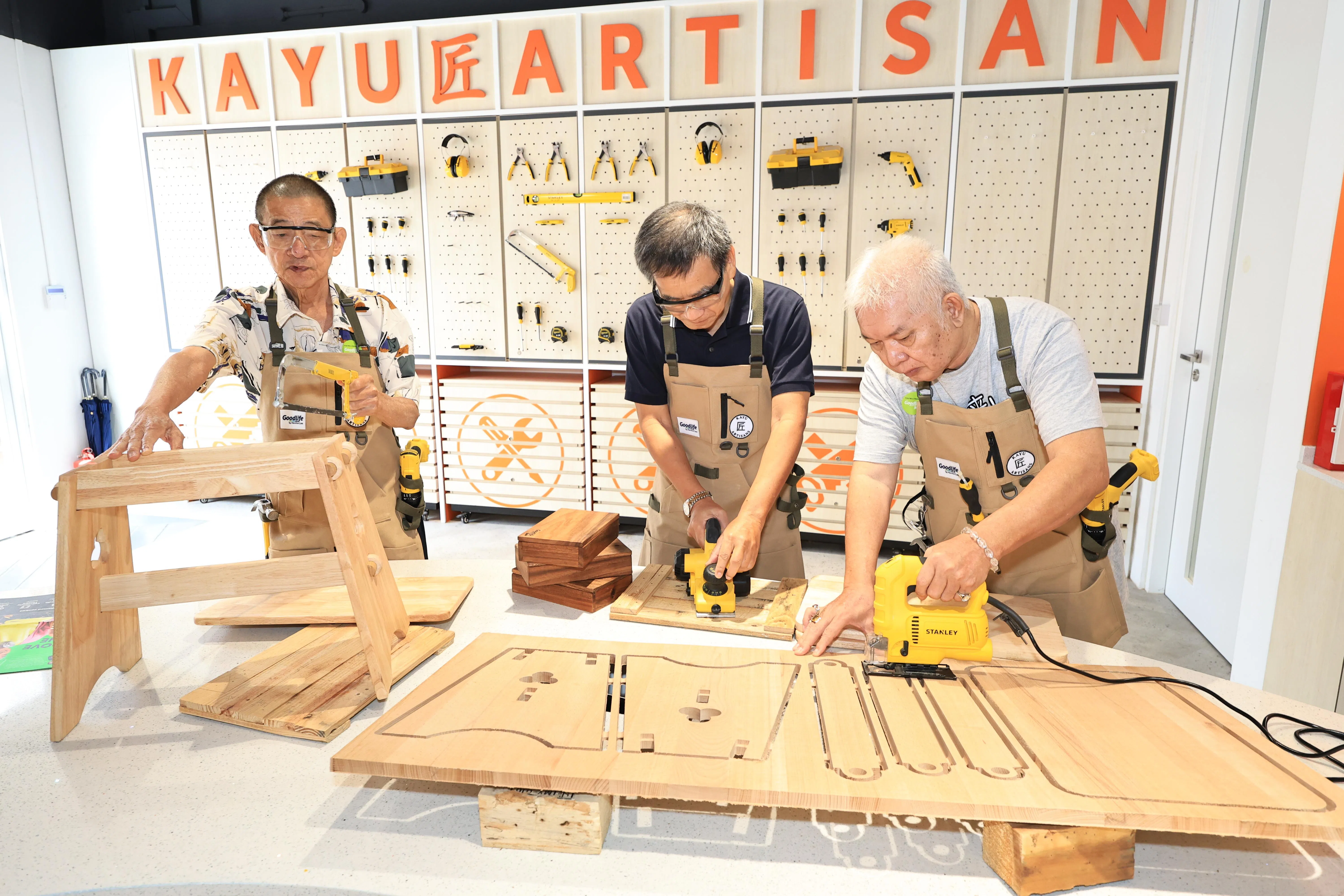 在木匠坊，赵存隆（右一）和其他大叔们分工合作，结交到林来好（左一）、何利顺（左二）等很多好朋友。（特约陈来福摄）
