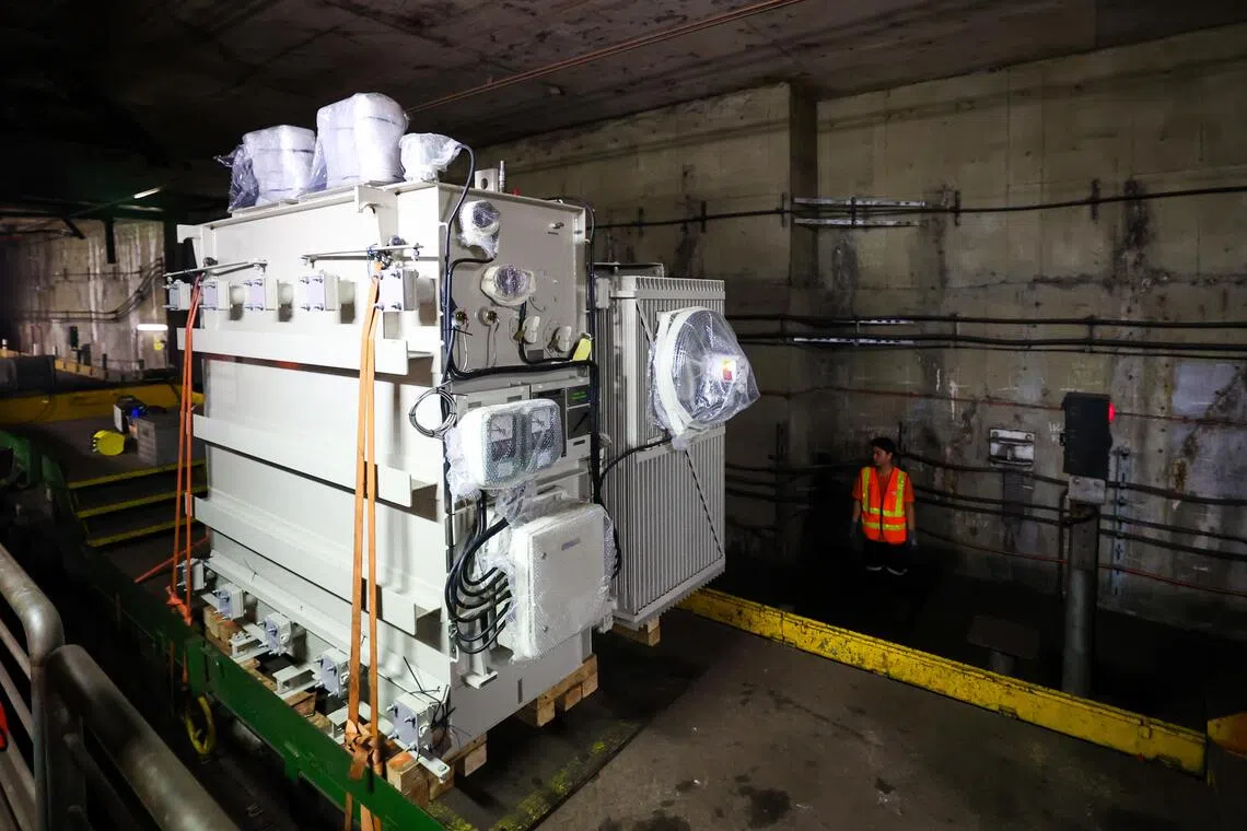 安装在东北线牵引变电站的整流变压器高3米、长3米，宽2.7米，重量约等于10辆小汽车。（林明顺摄）