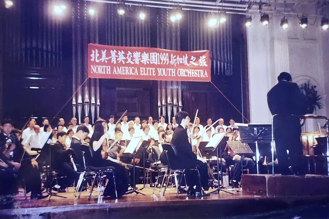 李伍华指挥北美菁英交响乐团（1999年）。（作者提供）