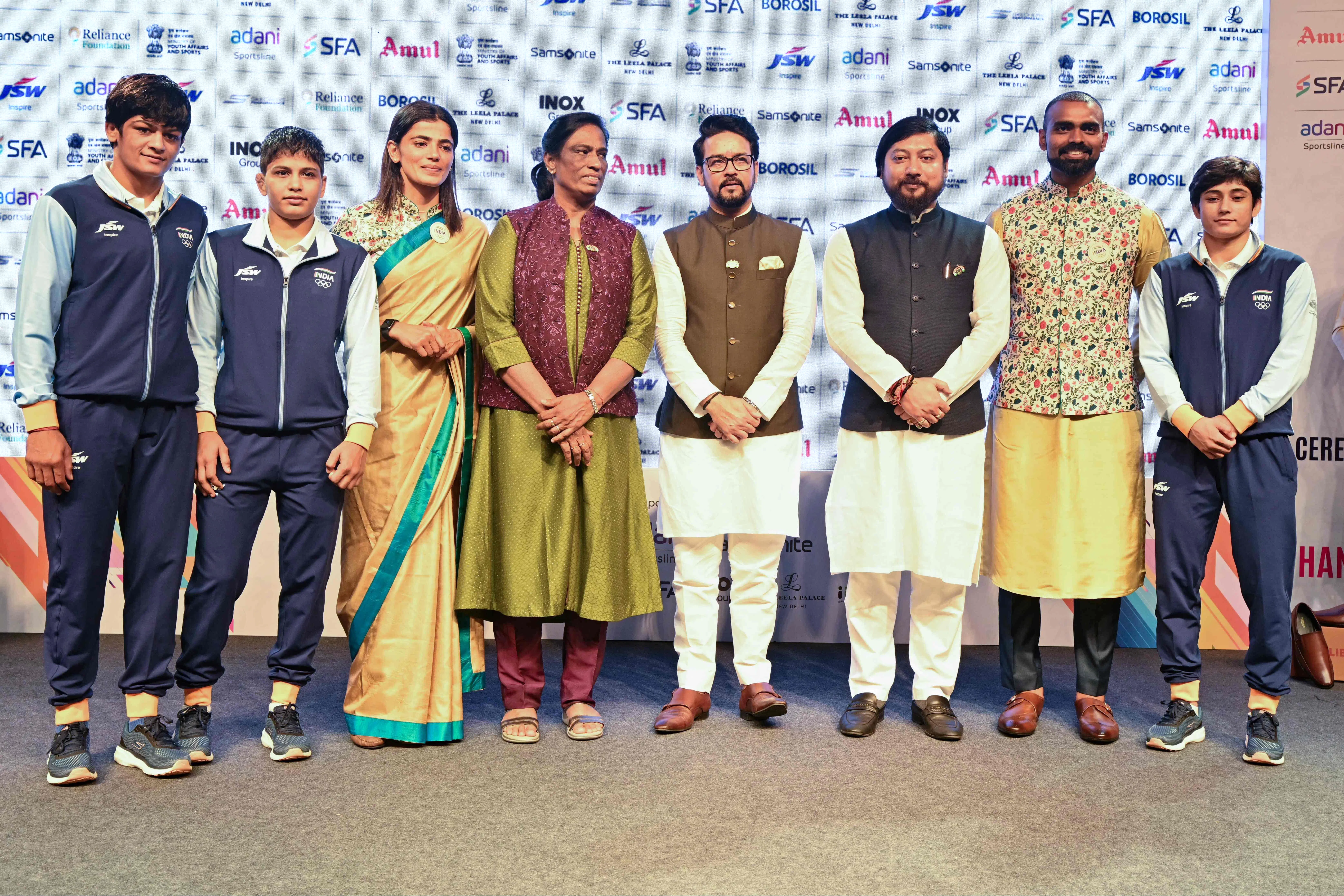 印度亚运代表团礼服采用传统印花和可回收材料，宣扬可持续发展理念。（法新社）