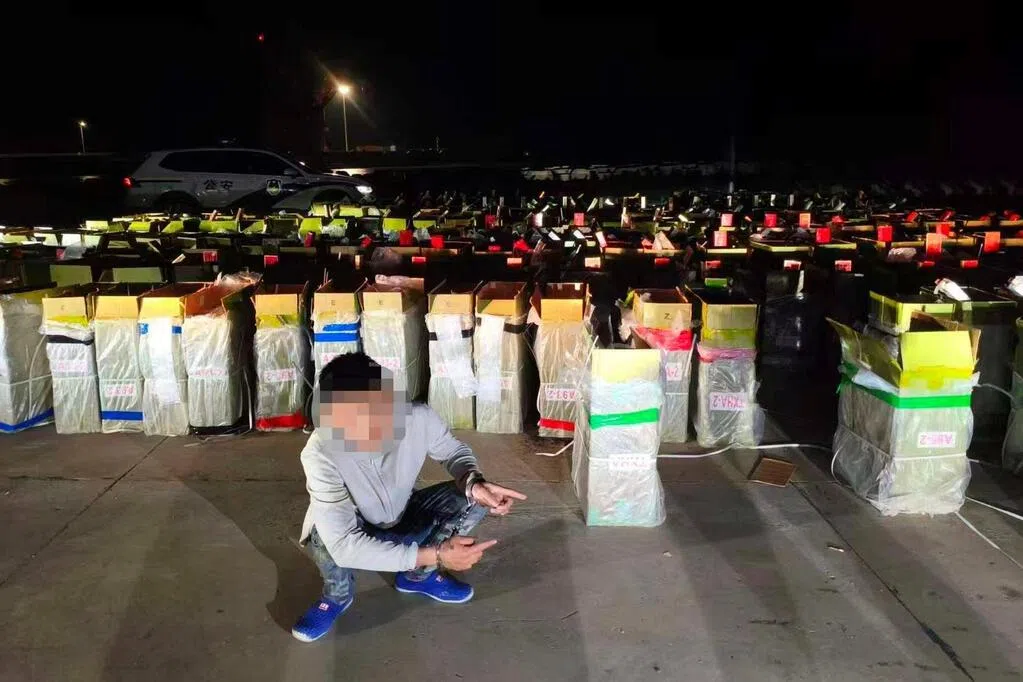 中国海警查获涉走私香烟2万余条 两人被抓