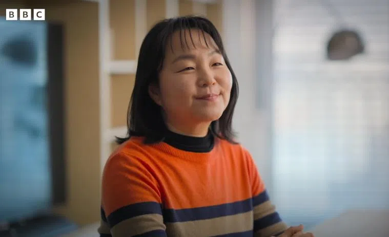 记者朴孝实2016年报道郑俊英因偷拍性爱片而遭起诉。（截自BBC News 中文 YouTube频道）