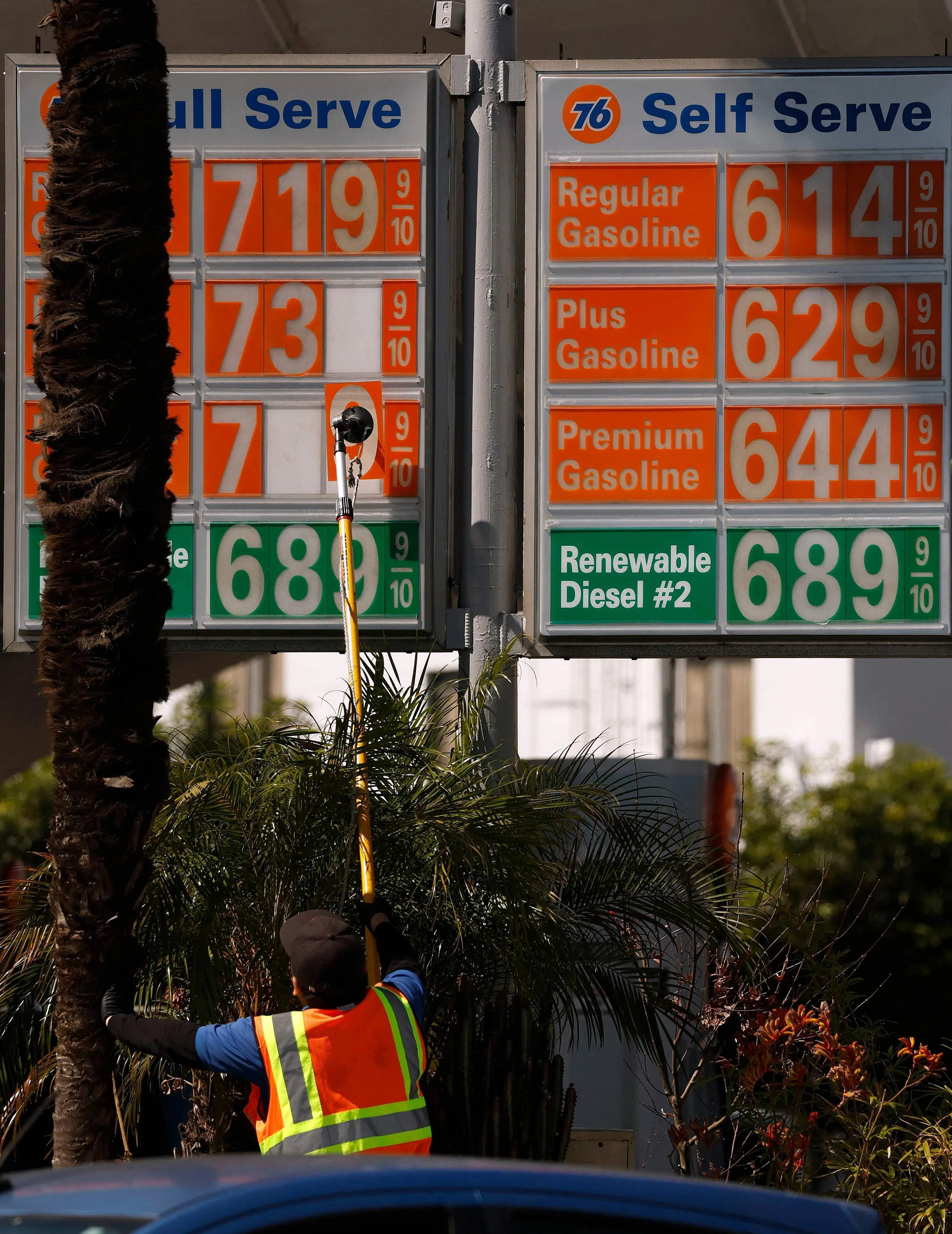 伊朗战事推高美国油价，加剧民生挑战。图为星期三（3月11日），加利福尼亚州比弗利山庄一家“76加油站”的工人在更换价牌。（法新社）