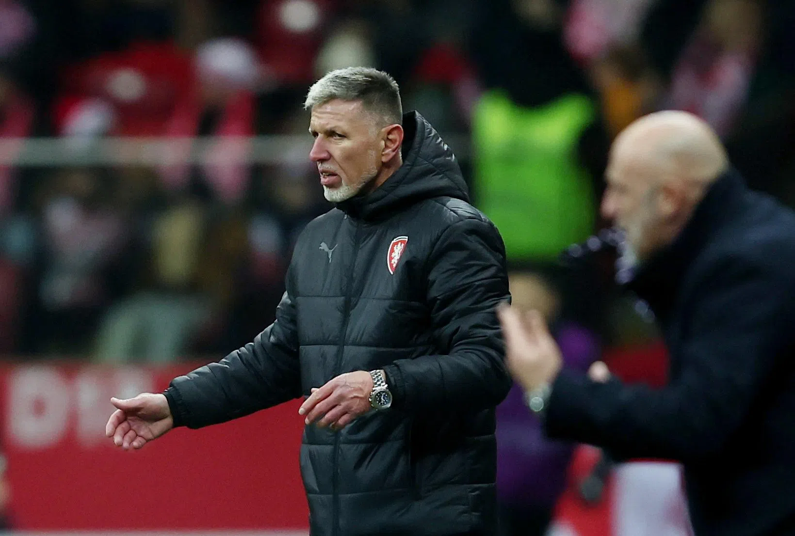 捷克主帅希尔维（左）在场边指挥。（路透社）