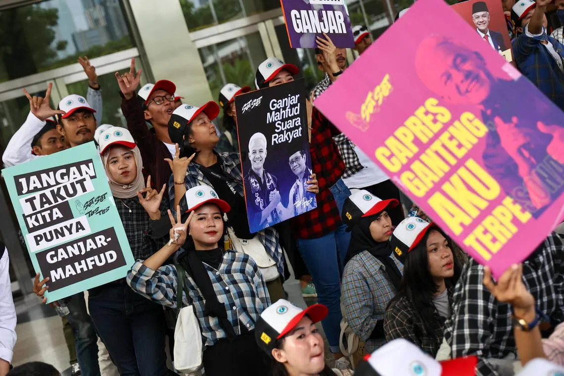 中爪哇前省长甘查尔和副手马福德的支持者手拿海报，高喊口号及歌唱，为候选人造势。（陈渊庄摄）