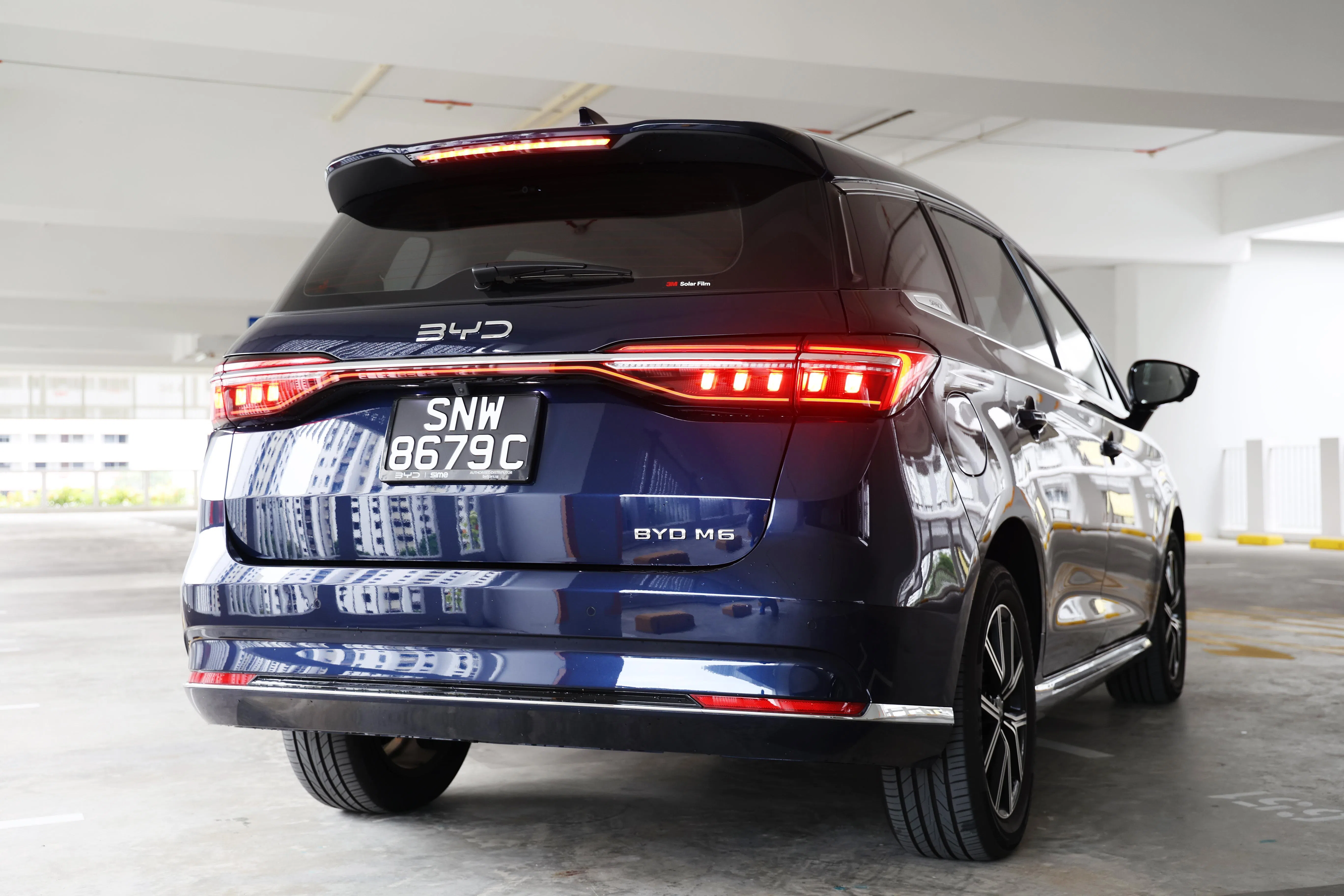 尾顶配备扰流板，为整体设计增添一丝动感气息。（蔡家增摄）