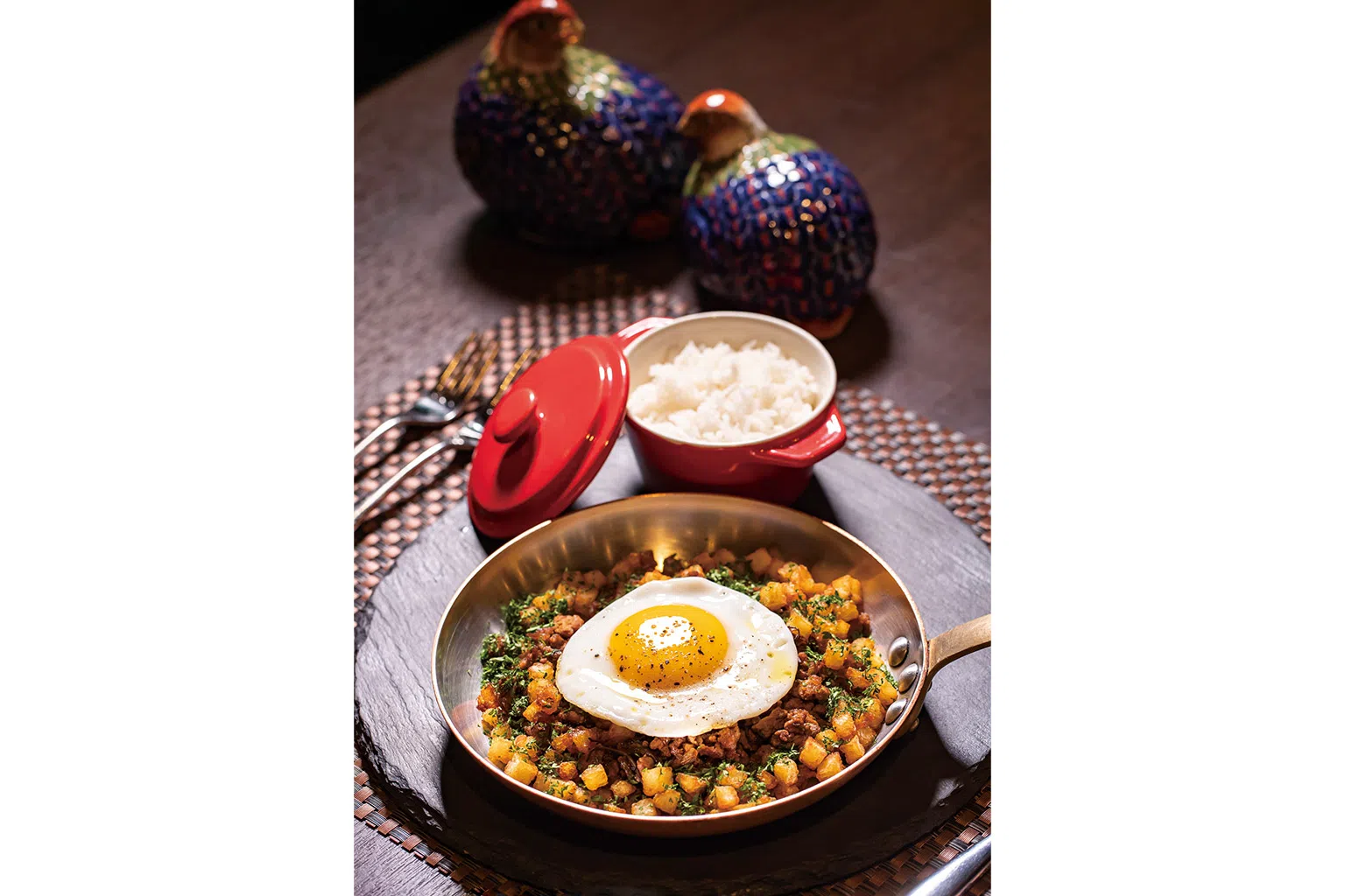 由马铃薯、洋葱、芝士和碎肉搭配太阳蛋而成的澳门式免治是当地的特色美食。（图/澳门特别行政区政府旅游局提供）