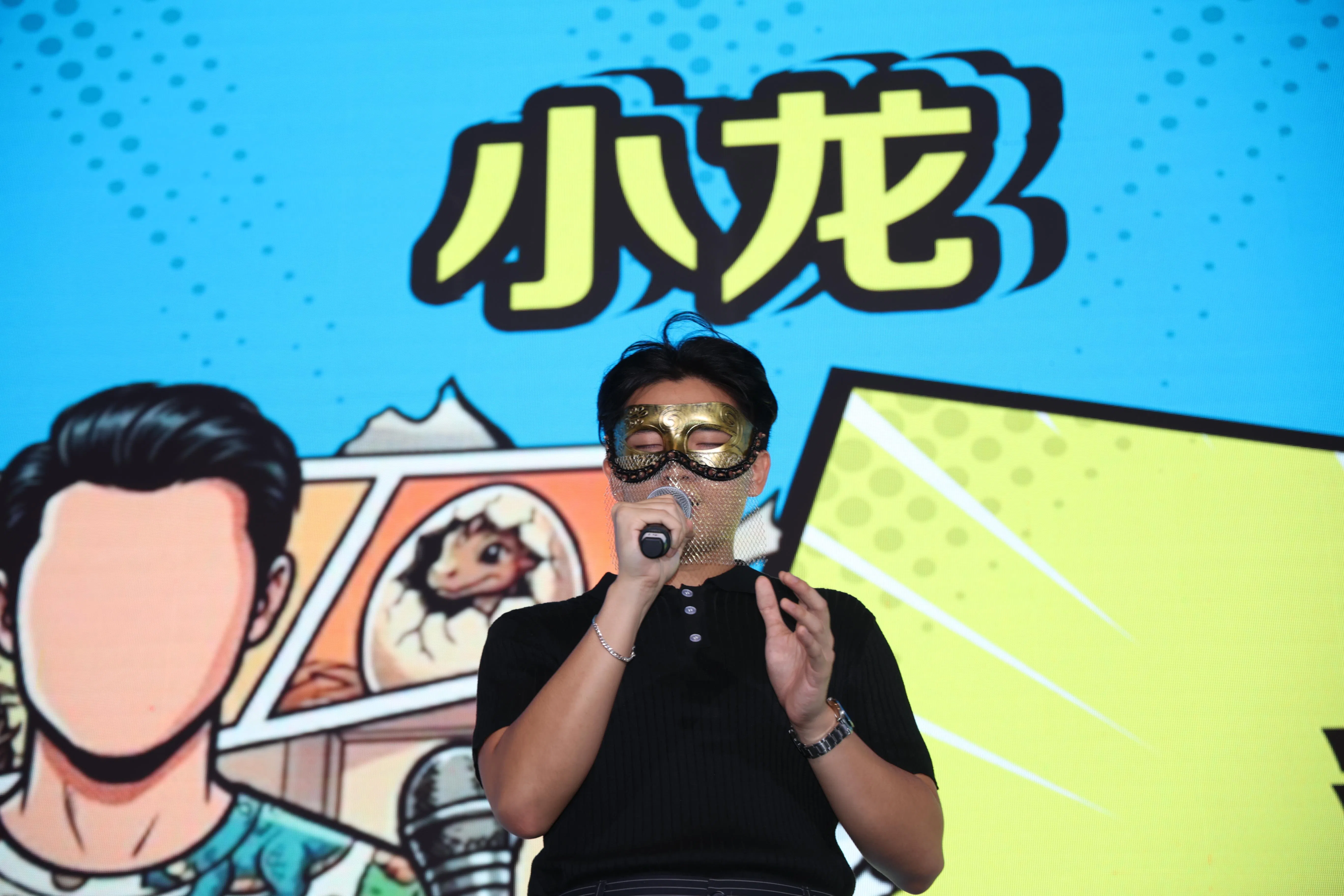 徐延龙在总决赛演唱林倛玉的《同花顺》。（关俊威摄）