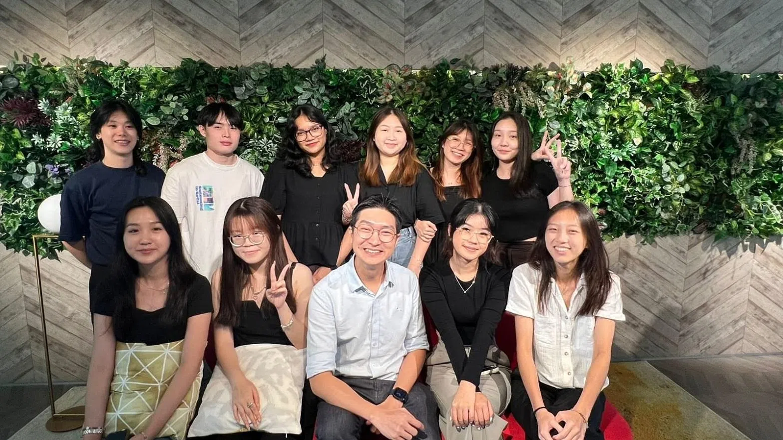 参与短视频制的南洋理工生包括（后排左一和左二）陈敬仁和郑鼎乐、（后排右一）洪心琦，以及（前排右一和右二）强薇和白芮怡。图为他们与商业管理学院的同学和讲师合影。（受访者提供）