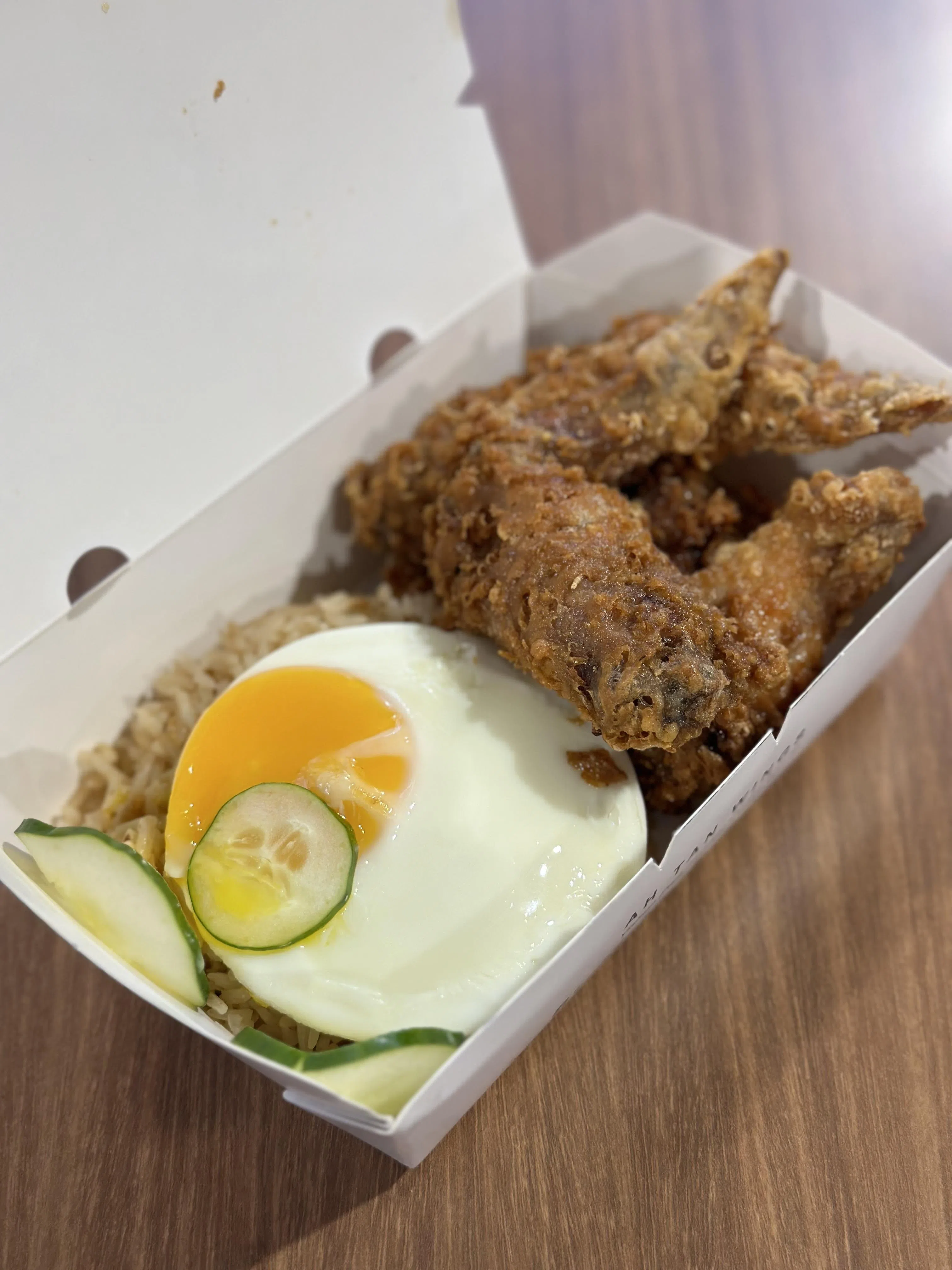 Ah Tan Wings的Wing Wing虾酱鸡翅膀套餐，虾酱鸡翅外酥里嫩，香味十足。（叶晓虹摄）