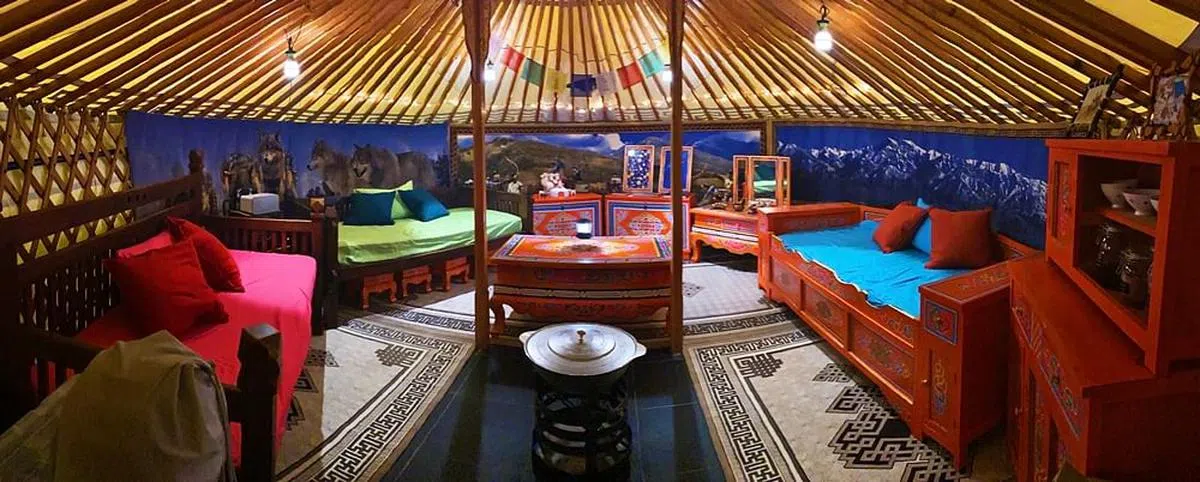 蒙古包内的家具和装饰品，多数都是直接从蒙古进口。（Beyond Expeditions提供）
