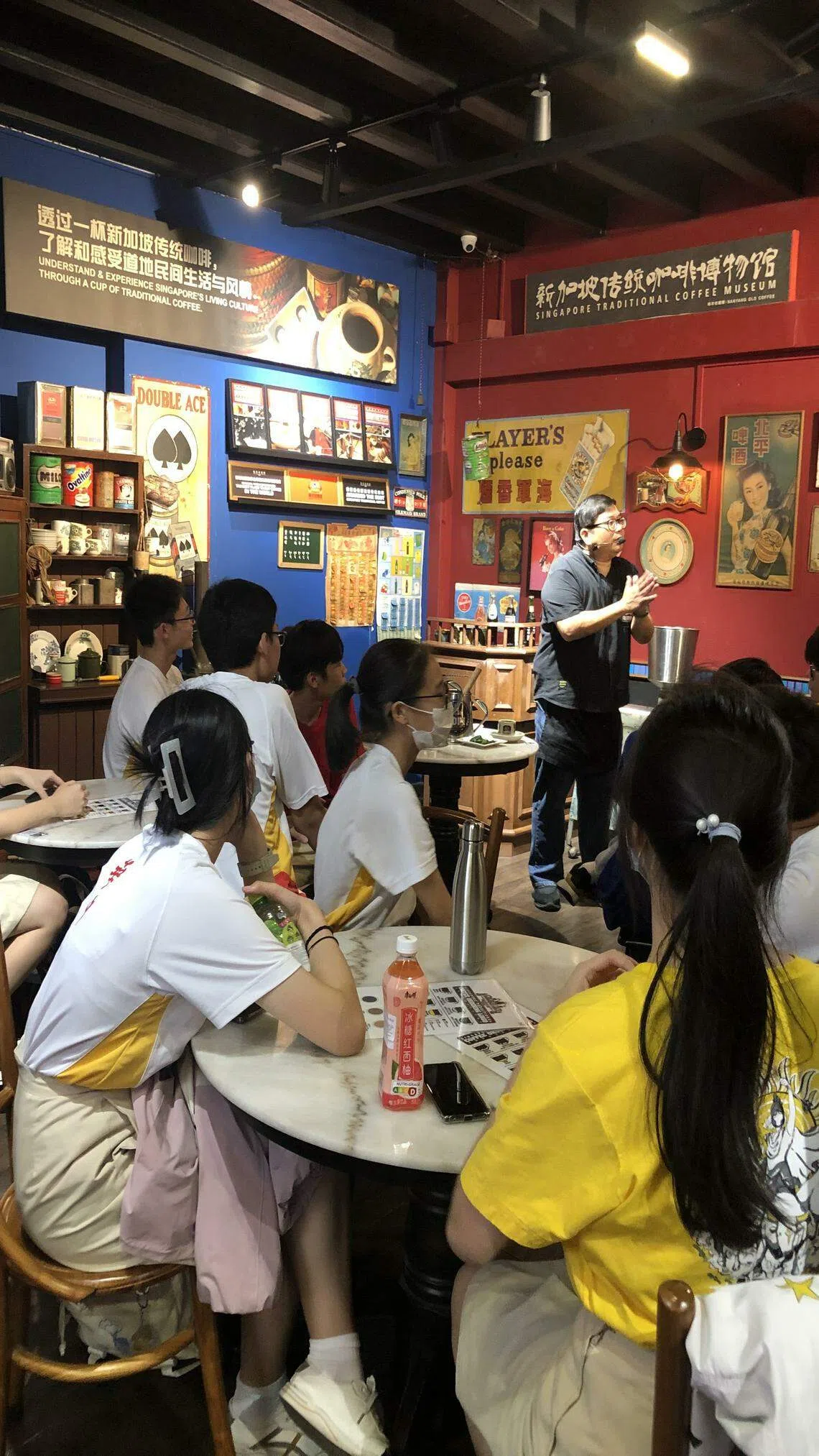 咖啡店老板林荣南的生动讲解让咖啡文化烙在年轻学子的脑海中。（华中提供）