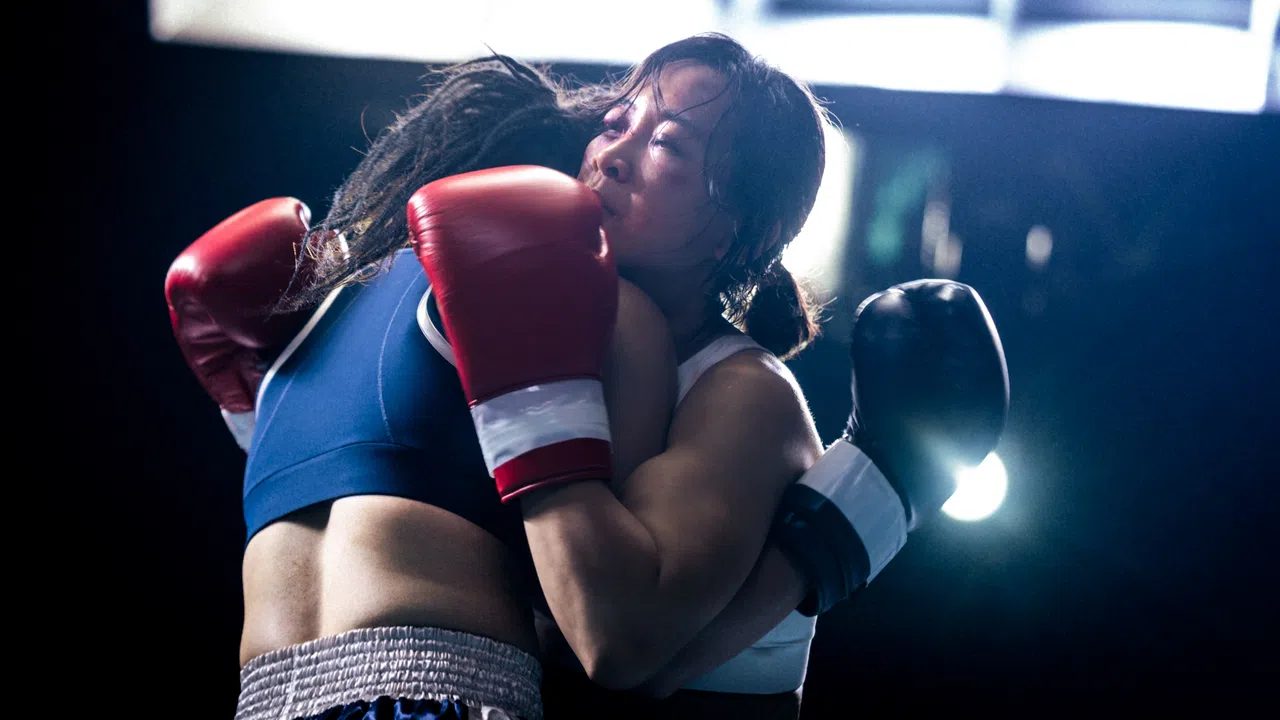 贾玲（右）最后一场拳击赛豁出去，对垒的是真正的专业拳击手。（Sony Pictures Singapore提供）