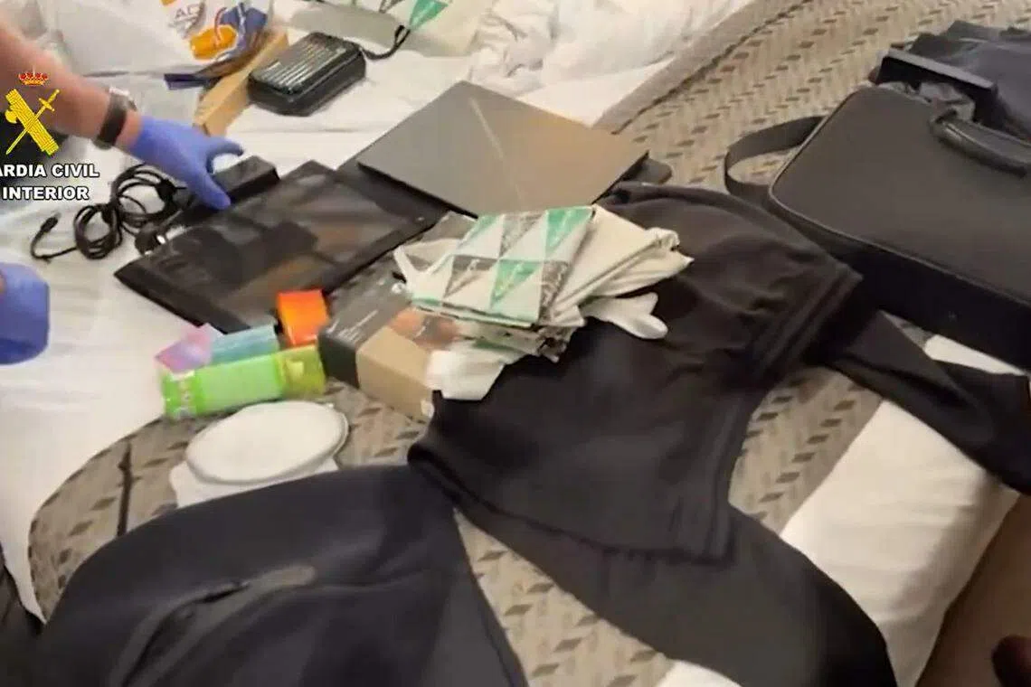 警方在涉案男子的酒店房内进行搜查工作。（取自西班牙国民警卫队社媒X）