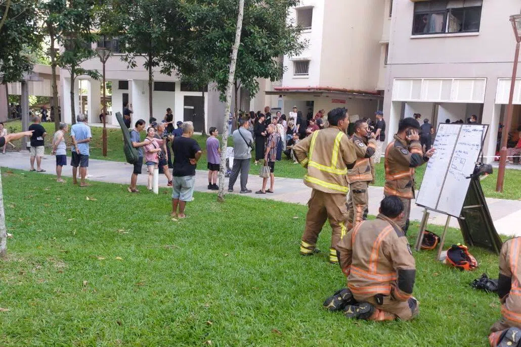 武吉巴督一组屋单位星期四（3月12日）上午失火，60名居民自行疏散。（取自李宏壮脸书）