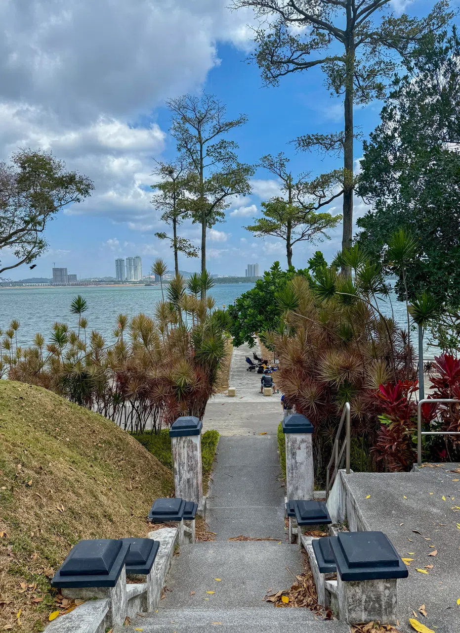 爬上通往柏友里屋的楼梯，回首远眺，既可欣赏柔佛海峡，也能任由烦恼被海风吹走。（陈映蓁摄）