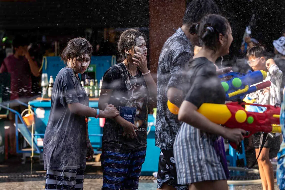 水战中“粉末”登场。（蔡光发摄）