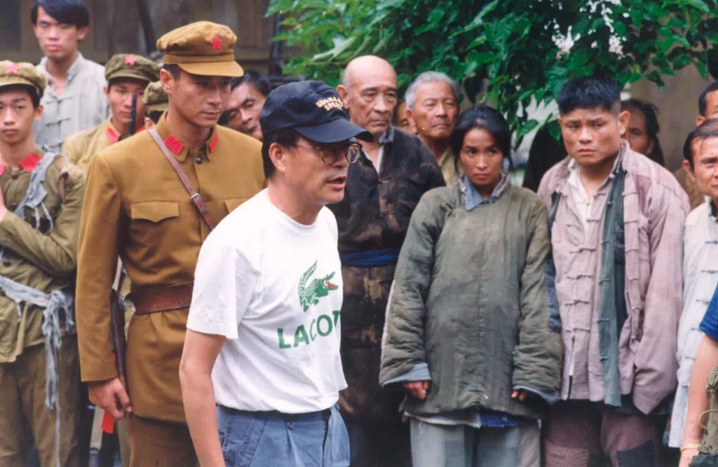 刘家昌（前）1994年执导电影告别作《梅珍》，参与演员包括王惠五（中排左起）、李影、金素梅和许效舜。（互联网）