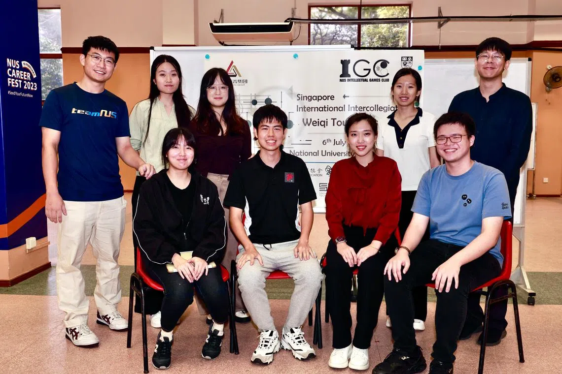 新加坡大专国际围棋锦标赛2024由新加坡国立大学、新加坡围棋协会、新加坡科技设计大学、新加坡理工学院和义安理工学院联办。图为主办方的核心成员与总裁判裴今令（前排右二）大合照。（特约摄影陈来福）