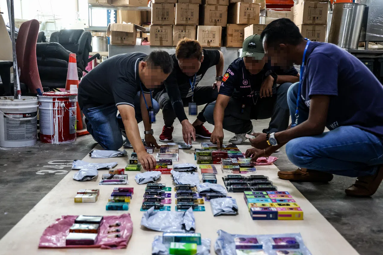 卫生科学局加强执法，打击非法电子烟活动。图为卫生科学局今年1月份捣毁位于兀兰弄工业大楼一个非法储存电子烟的仓库。（关俊威摄）