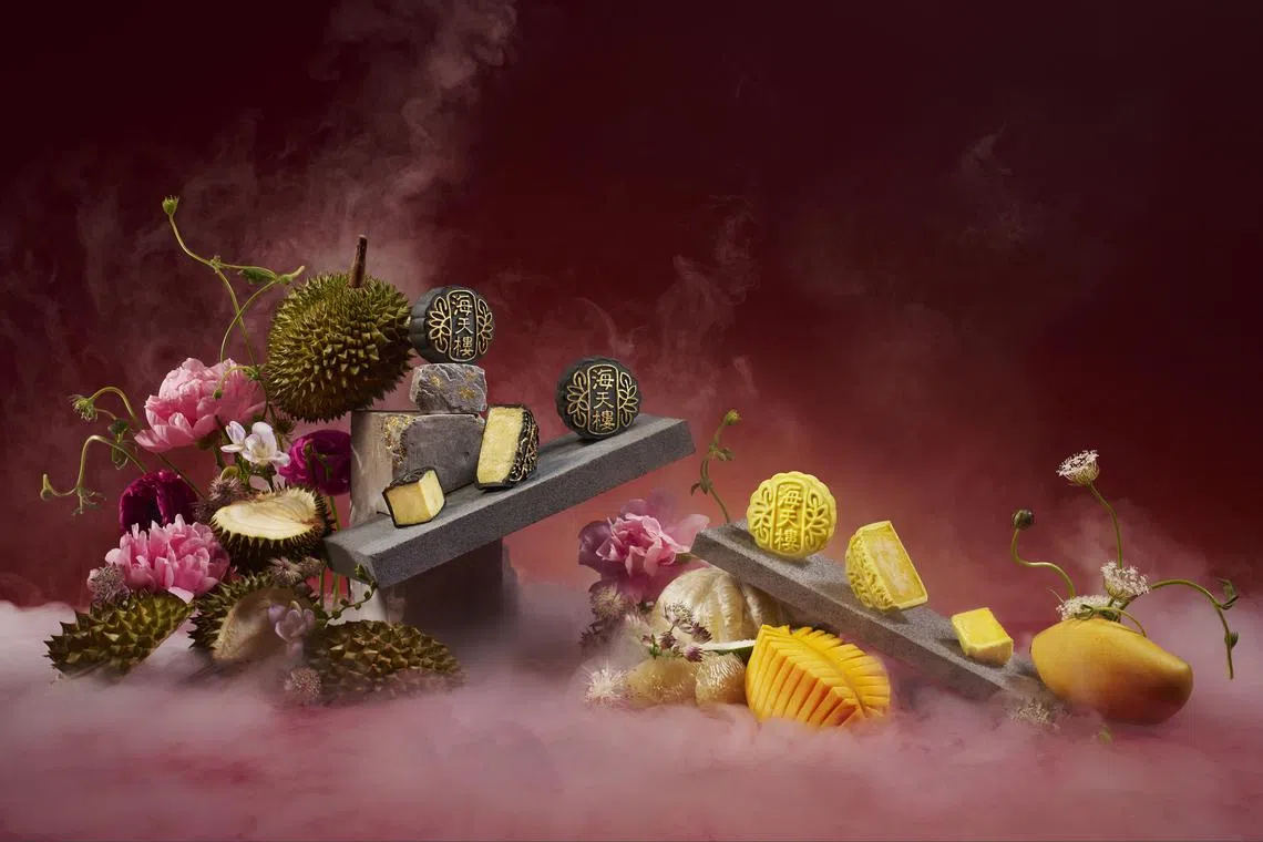 猫山王榴梿冰皮月饼和芒果柚子冰皮月饼，受到顾客喜爱。（酒店提供）