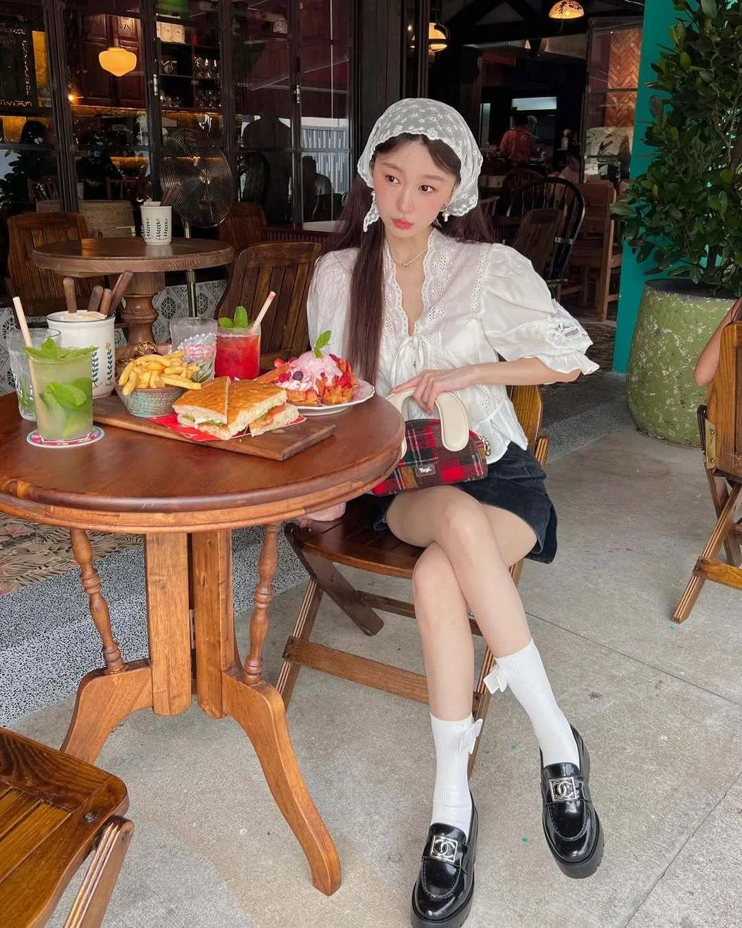 探店博主小桐每次外出用餐前，都会细心挑选能搭配餐厅风格的服装。（受访者提供）