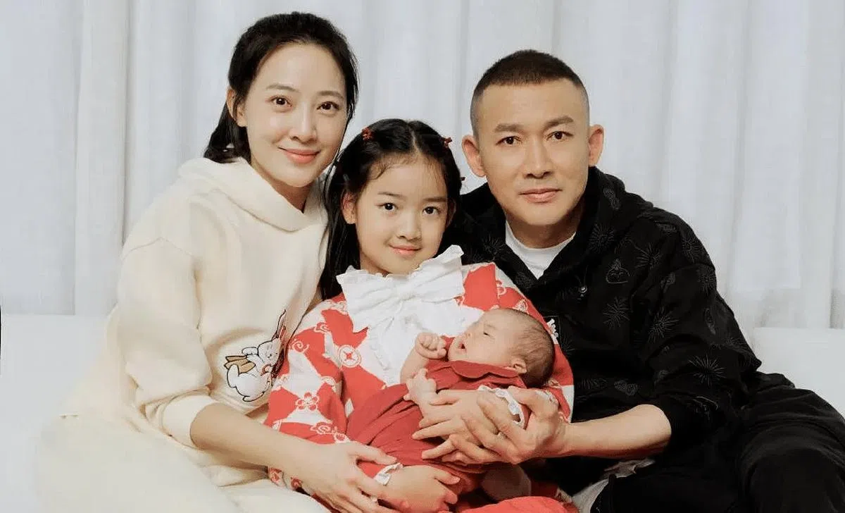 聂远（右一）晒出全家福报喜，原来家里添了个新宝宝。（互联网）