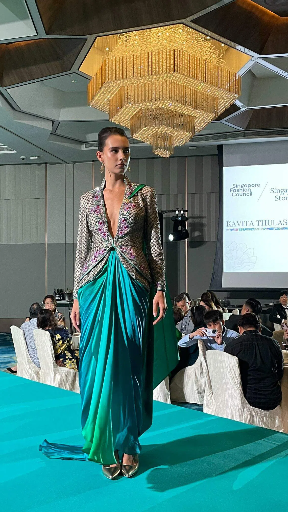 Kavita Thulasidas的卡峇雅晚装具红毯气势。（林方伟摄）