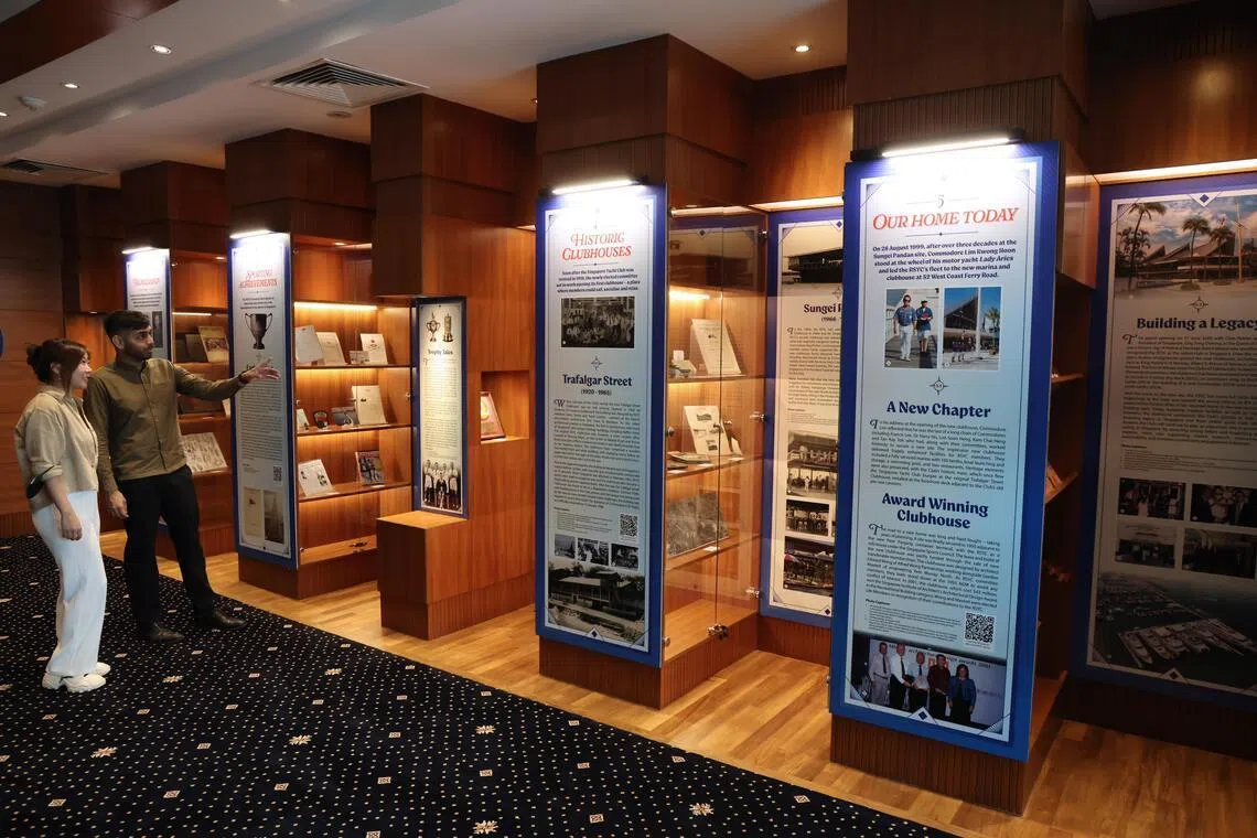 为配合创立200周年，俱乐部在会所二楼特设历史展览向公众开放，展品包括早期手写记录、旧地图及历史文献。（梁麒麟摄）