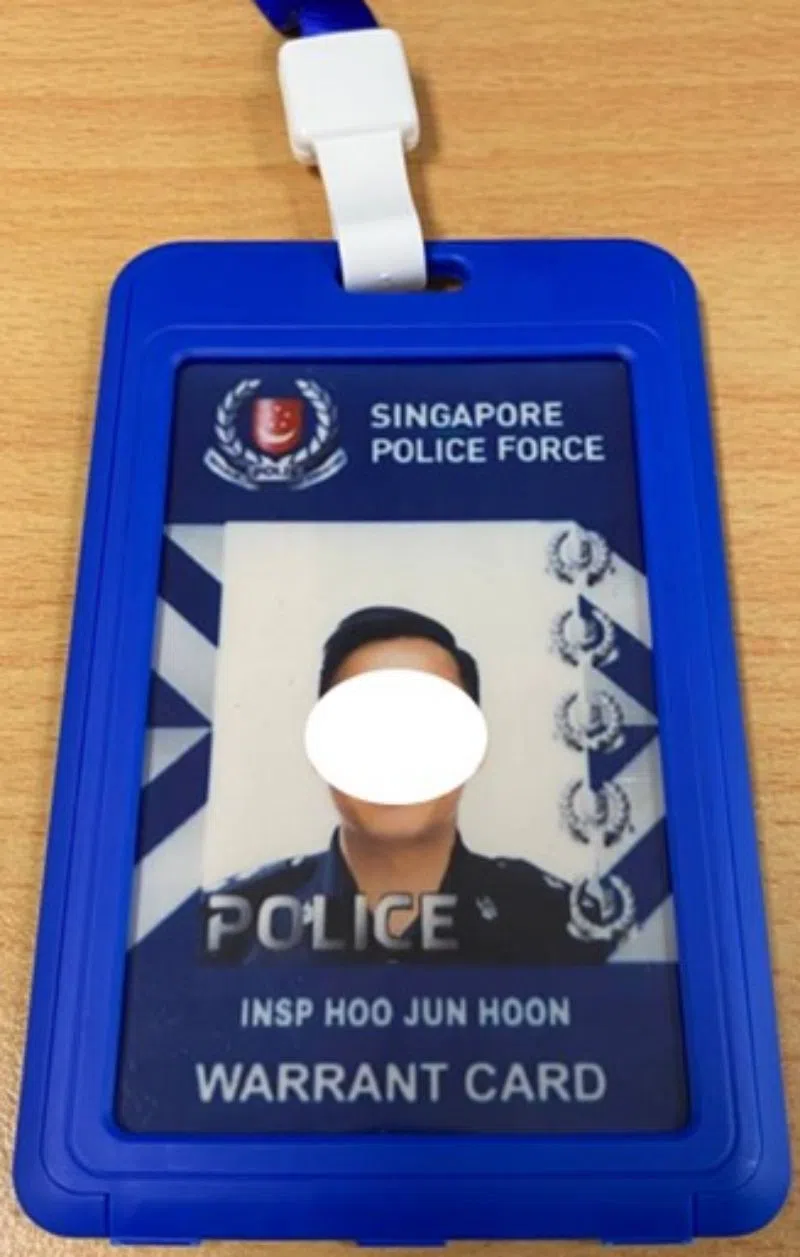 骗子可能通过WhatsApp等短信应用发送假警察证的图片给受害者，以“证明”自己的身份。（新加坡警察部队提供）