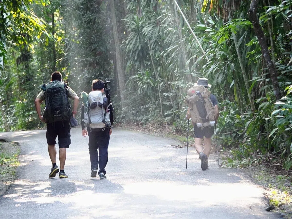 露营者可根据自身的负重能力决定带什么装备。（图/郑加威提供）