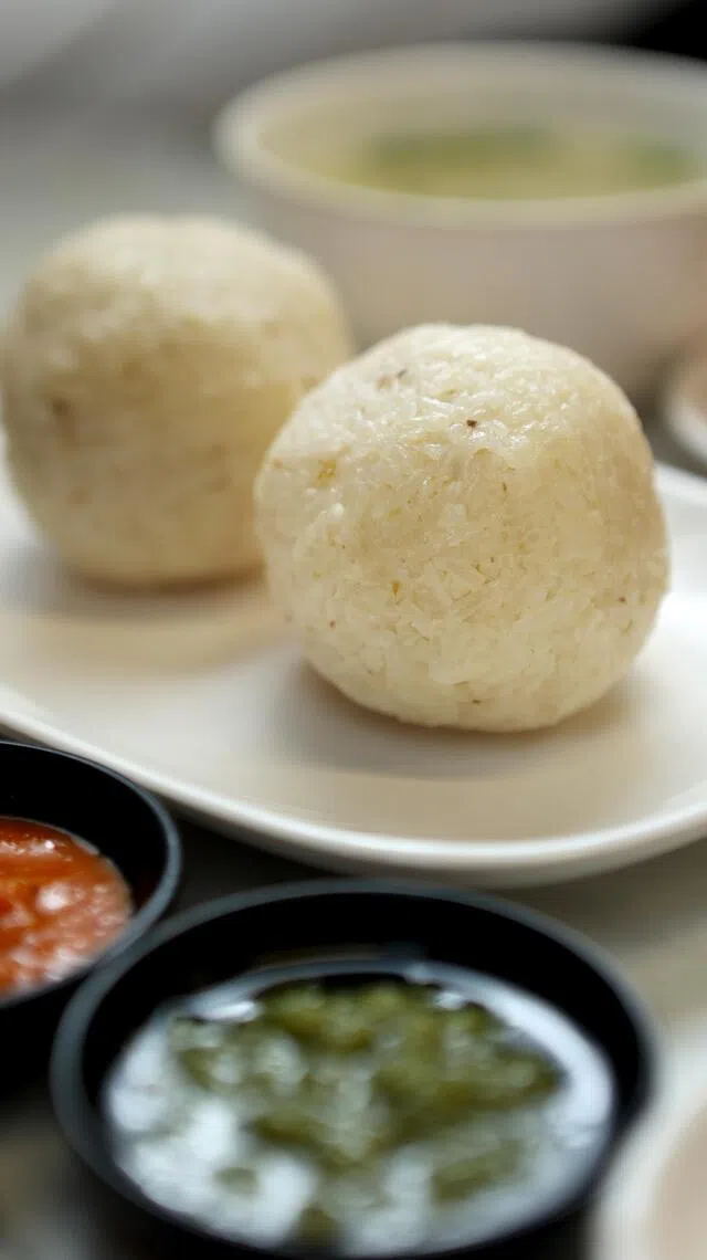 一粒约半碗饭分量的鸡饭粒，是海南家庭的传统美食。（龙国雄摄）