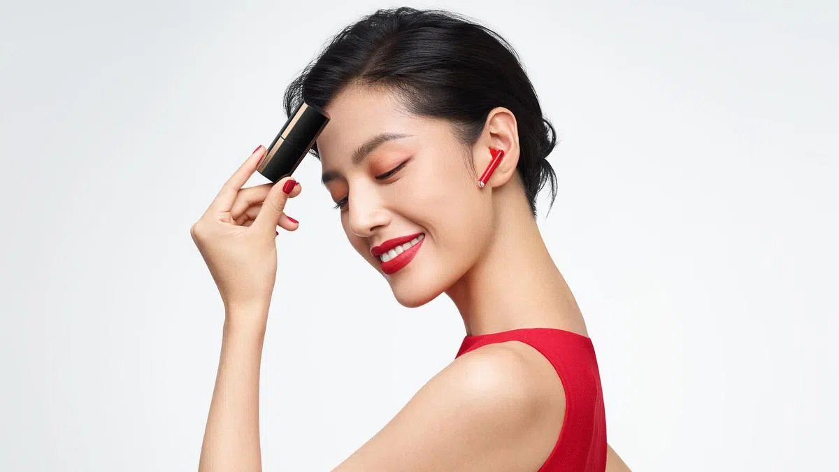 华为FreeBuds口红耳机采用口红盒设计，时尚新颖。