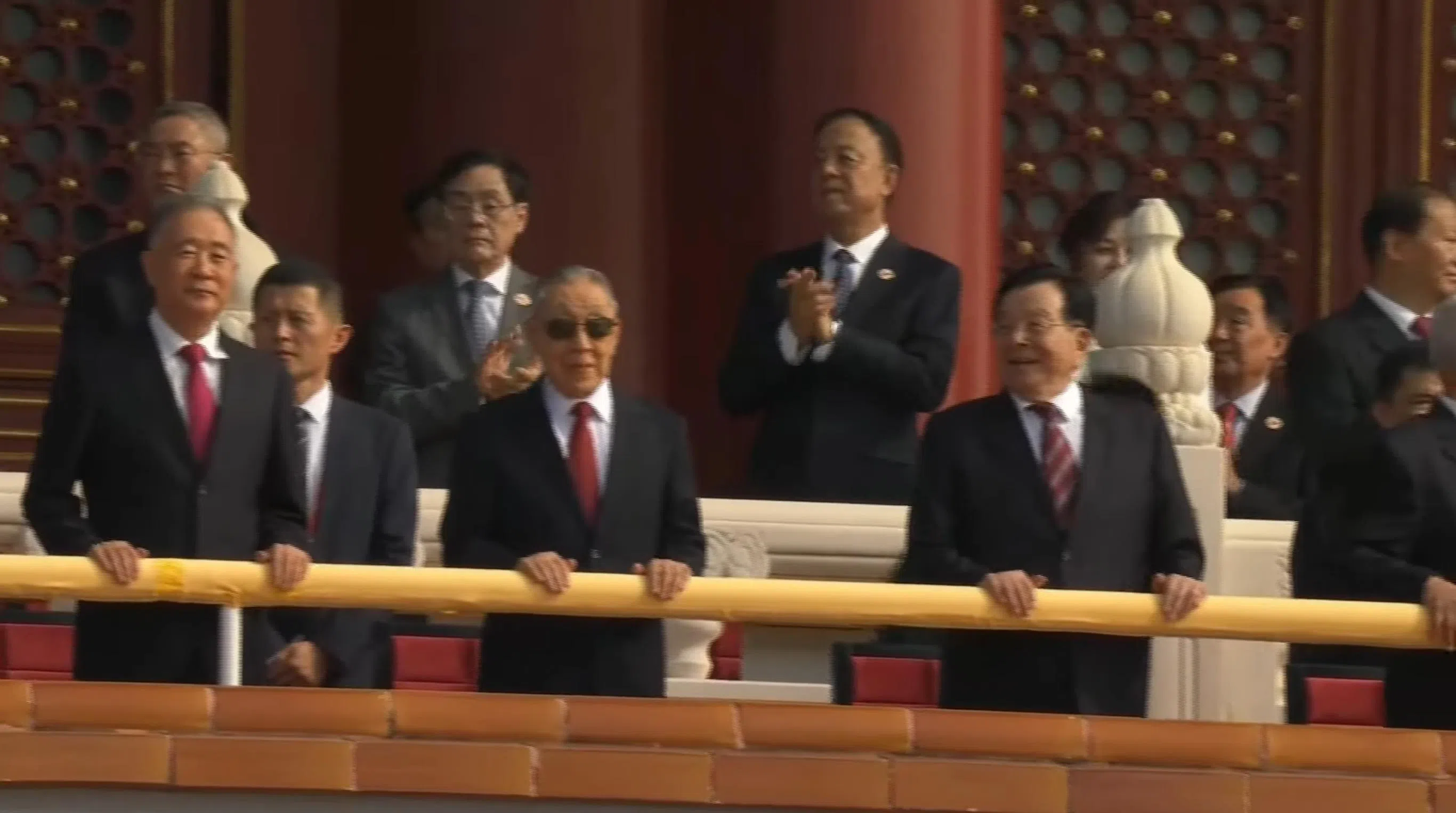 星期三（9月3日）上午，多名中共退休领导人在天安门城楼出席九三阅兵，包括中国全国政协前主席汪洋（前排左起）、中国前副总理李岚清、中国前国家副主席曾庆红。（央视视频截图）