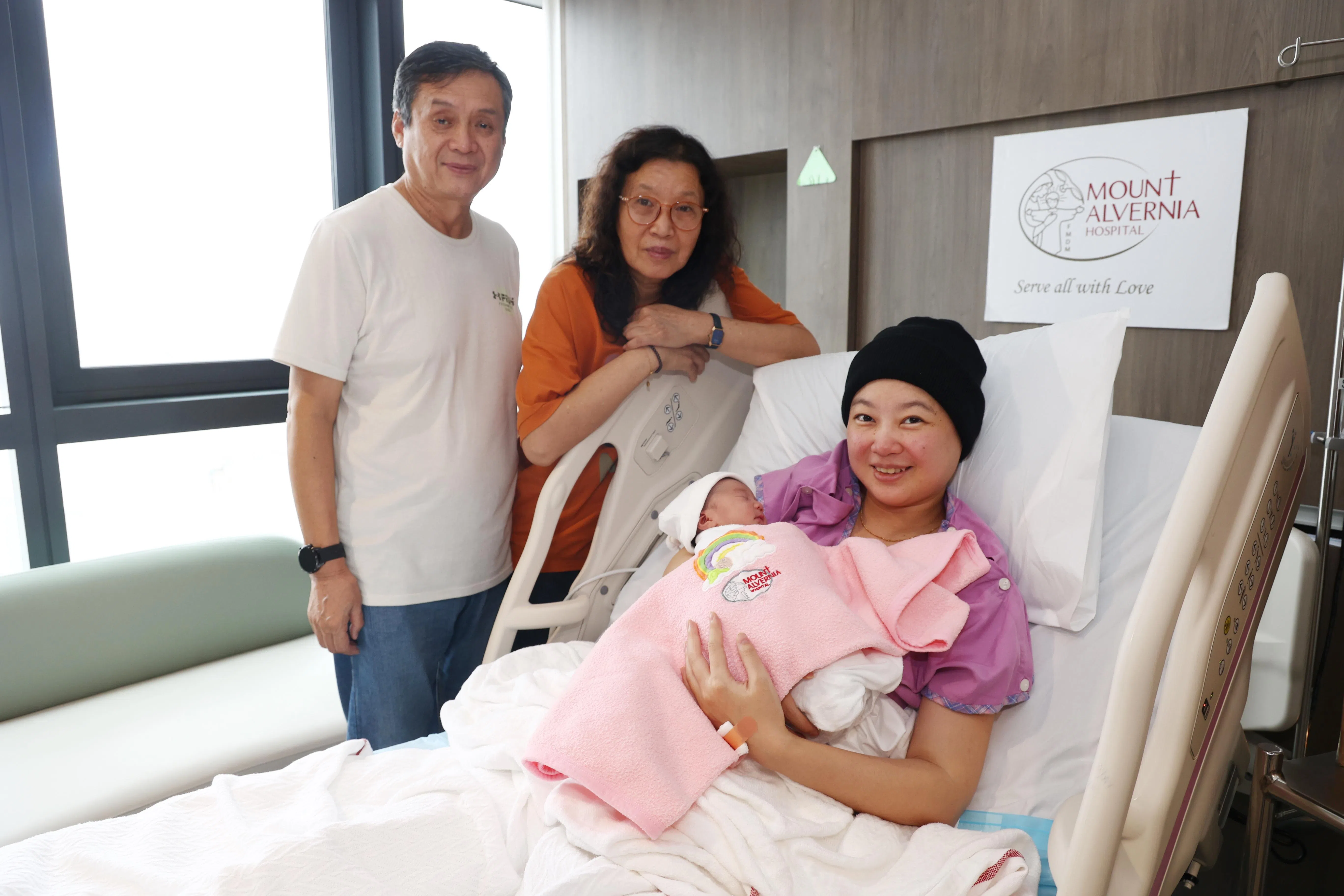 张希辰（右）在预产期后的第四天迎来了元旦女宝宝，孩子的外公外婆也特意赶到，见证这有纪念意义的一刻。（郑一鸣摄）