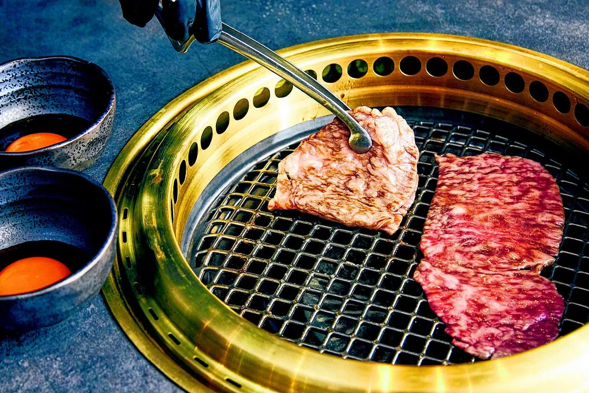 Yakiniquest的每一片和牛肉，都由专业服务员精心烧烤。（照片由餐馆提供）