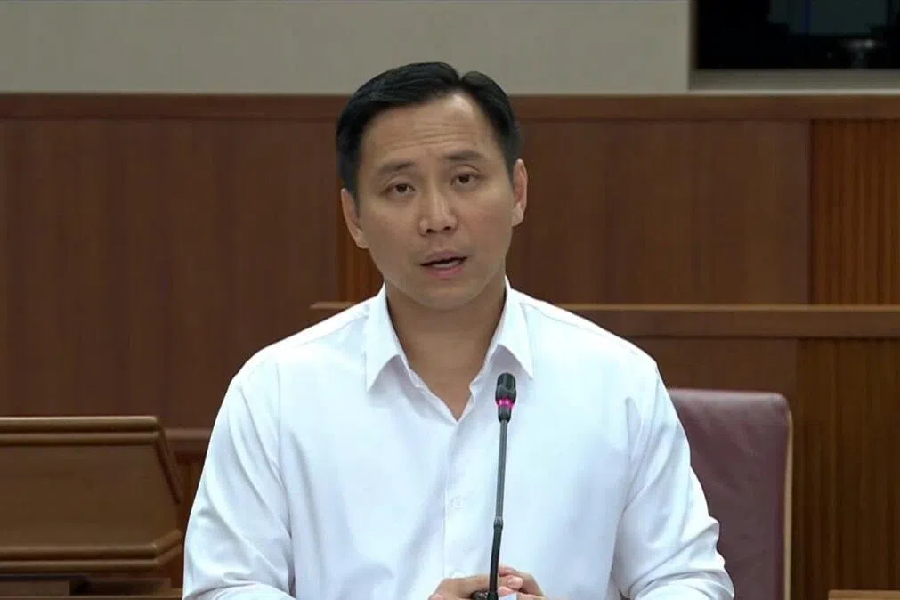 内政部兼社会及家庭发展部政务部长吴培铭指出，为提升调查警员效率及督导能力，警方已利用科技加强案件复核，实施技术解决方案，自动提醒调查员与警官，及时完成时限任务。（gov.sg视频截图）