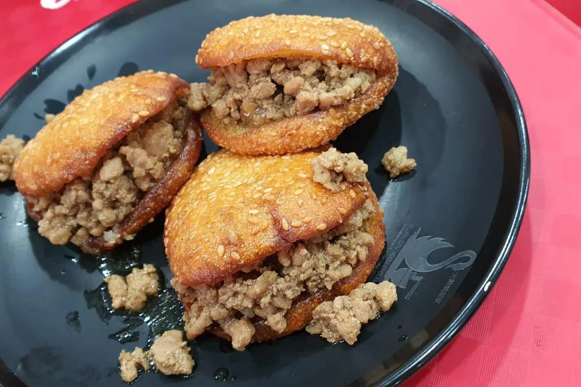 光饼是游子纾解乡愁的传统美食。（黄龄慜摄）