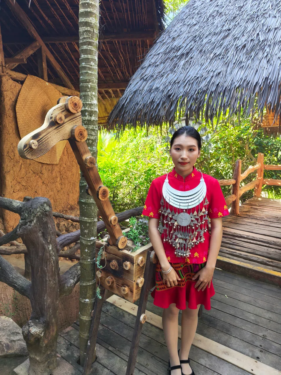 身穿民族服饰的黎族阿妹。（李雅歌摄）