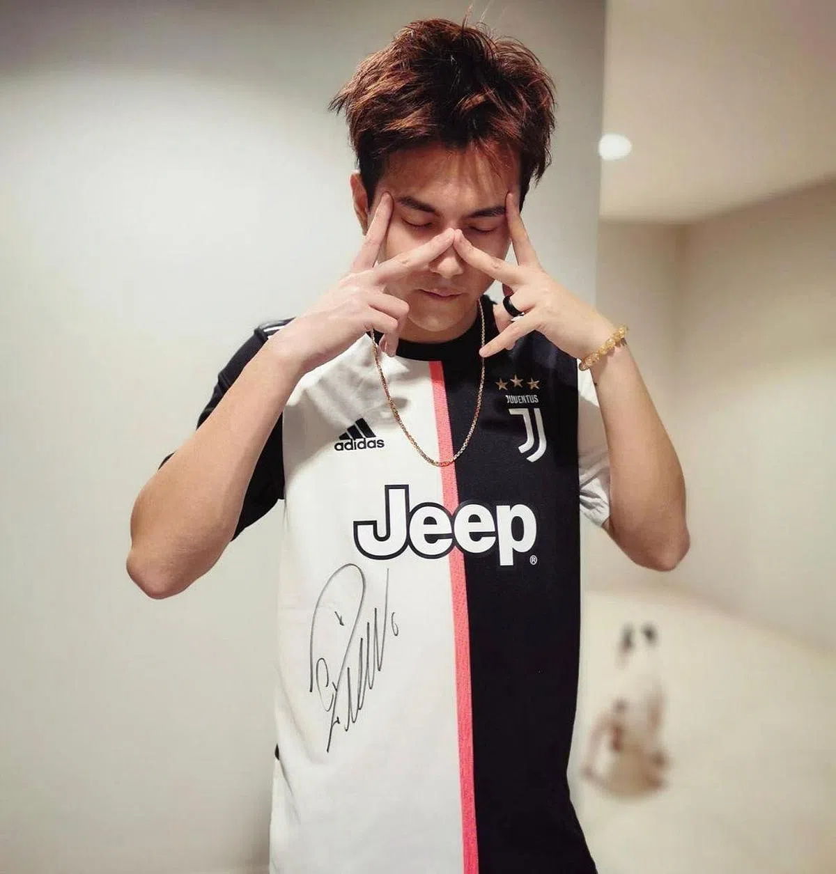 方威捷身穿有帅罗亲笔签名的衣服。（取自网络）