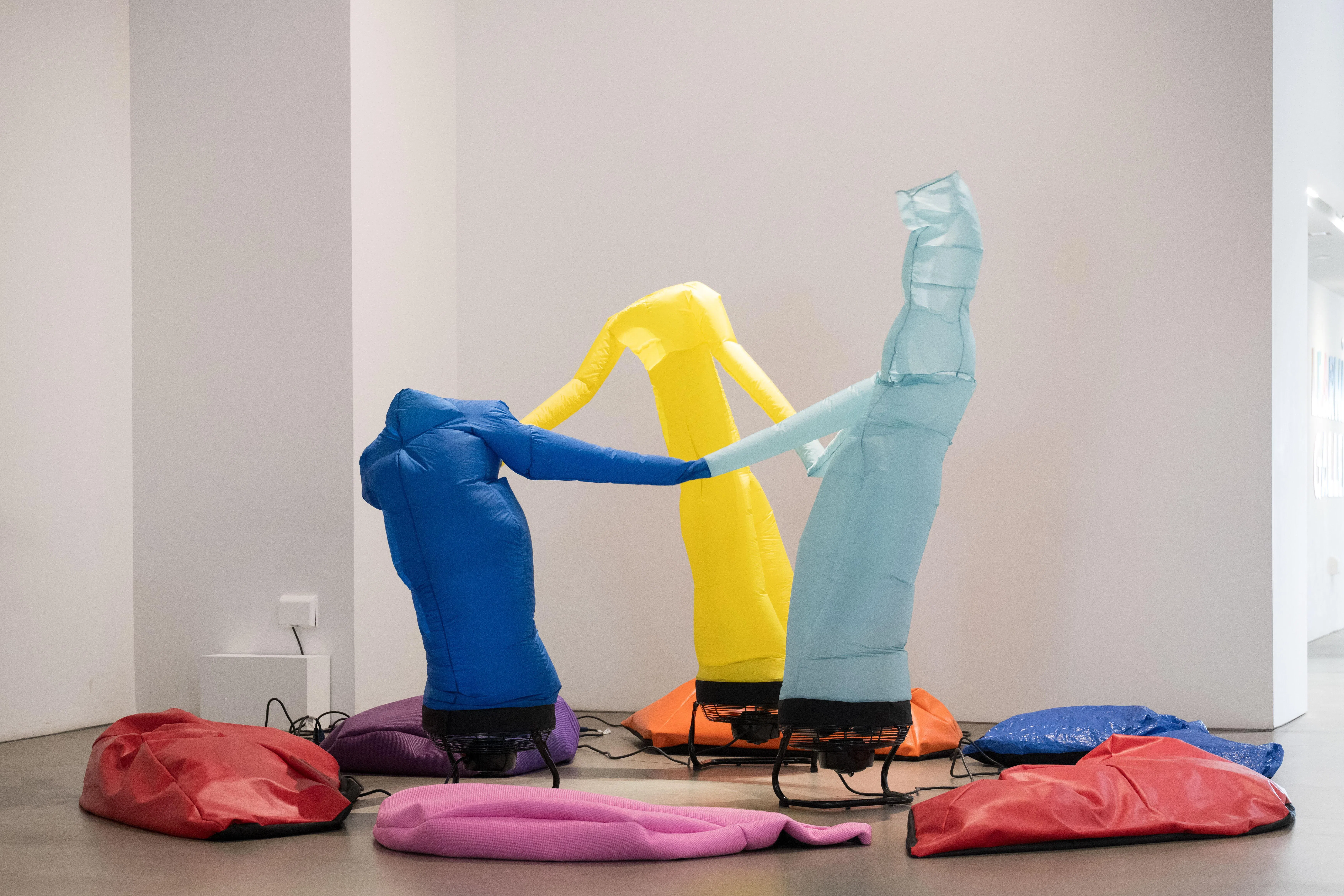 新加坡美术馆入口处展示艺术家陈佩之的《三人行》。（新加坡美术馆提供）